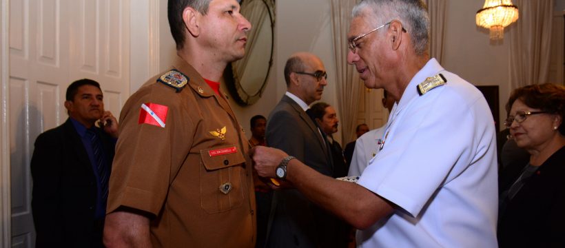 Comandante Geral do CBMPA recebe medalha de Amigo da Marinha.