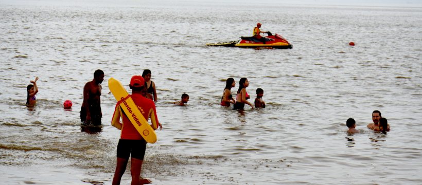 Centenas de banhistas aproveitam o domingo em Outeiro