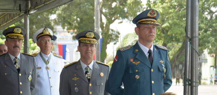 Comandante Geral do CBMPA recebe medalha do Exército Brasileiro