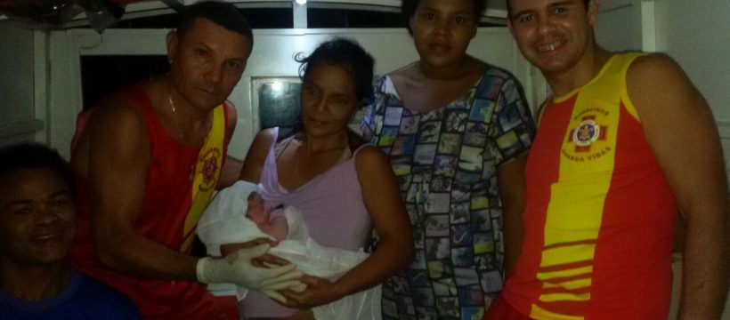 Bombeiros ajudam mulher em trabalho de parto