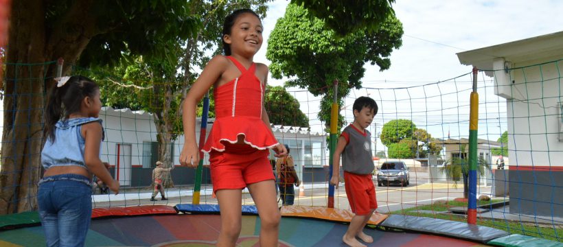 Após 8 anos, menina conhece Bombeiros que fizeram seu parto