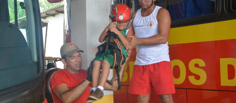 Alunos da escola Sonhos de criança visitam o CBMPA
