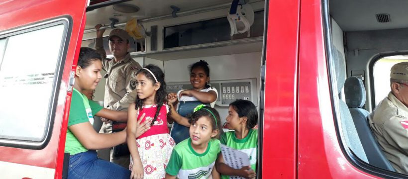Crianças homenageiam bombeiros pelo dia do Bombeiro Paraense em Vigia