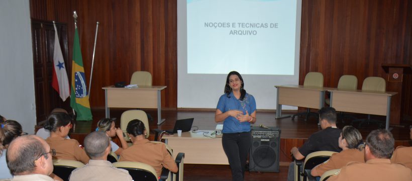Militares e voluntários civis participam de curso sobre técnicas de arquivo
