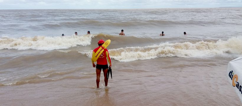 Bombeiros atuam na prevenção de acidentes em rodovias e balneários.
