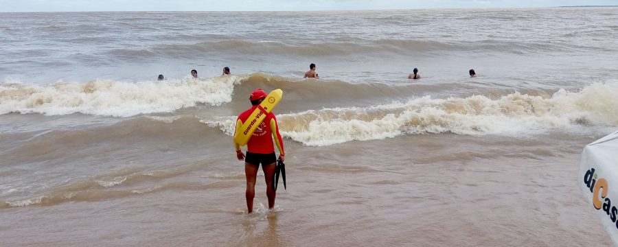 Bombeiros atuam na prevenção de acidentes em rodovias e balneários.