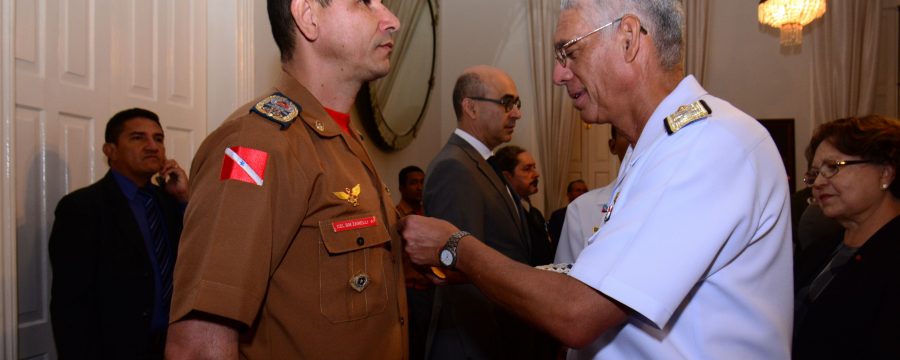 Comandante Geral do CBMPA recebe medalha de Amigo da Marinha.