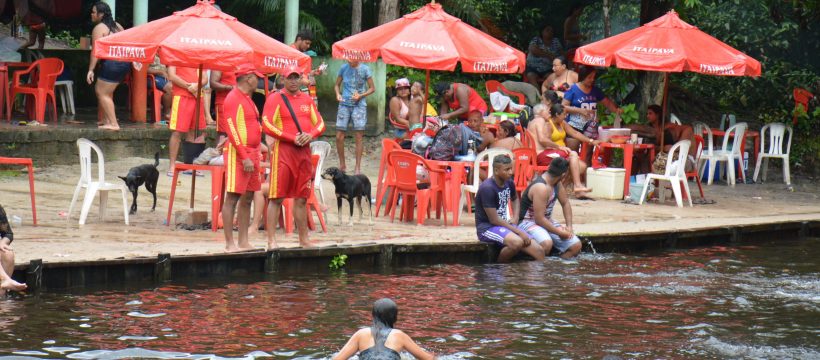 Foliões aproveitam o domingo de carnaval nos balneários de Colares e Santa Rosa, e em Vigia de Nazaré.