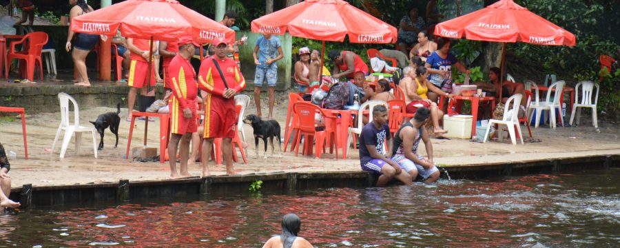 Foliões aproveitam o domingo de carnaval nos balneários de Colares e Santa Rosa, e em Vigia de Nazaré.