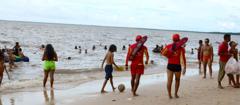 Banhistas aproveitam o último dia de carnaval nas praias de Mosqueiro e Outeiro.