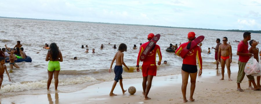 Banhistas aproveitam o último dia de carnaval nas praias de Mosqueiro e Outeiro.