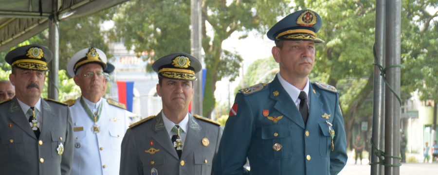 Comandante Geral do CBMPA recebe medalha do Exército Brasileiro