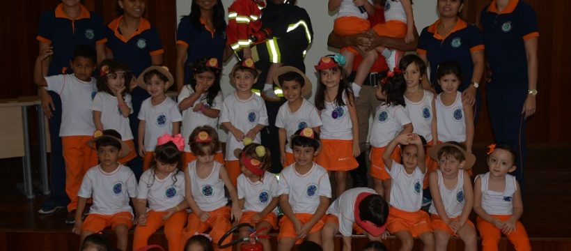Alunos da Escola de Educação Bilíngue Step by Step visitam o Quartel dos Bombeiros