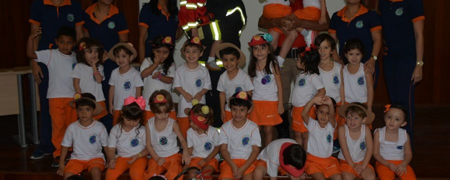 Alunos da Escola de Educação Bilíngue Step by Step visitam o Quartel dos Bombeiros