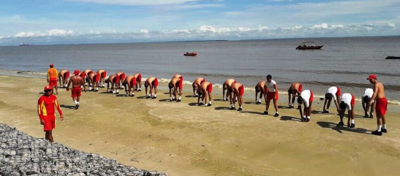 Alunos do 6º Pelotão – Abaetetuba realizam prova prática da disciplina Técnica e Maneabilidade de Salvamento Aquático