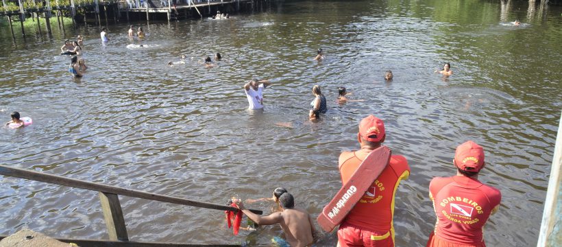 Bombeiros garantem segurança de banhistas em Colares e Caraparu