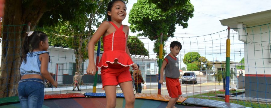 Após 8 anos, menina conhece Bombeiros que fizeram seu parto