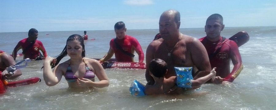 Guarda vidas realizam resgate aquático de duas vitimas em Salinas