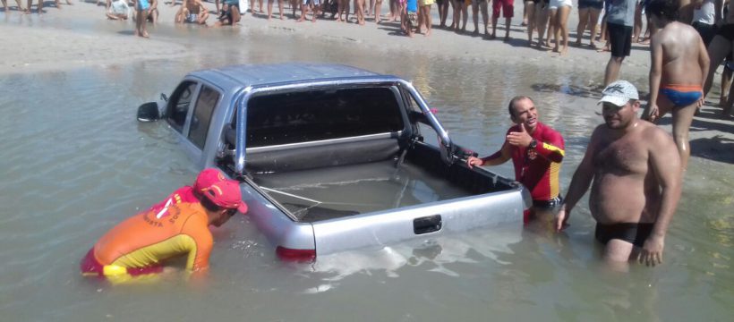 Bombeiros e PMs retiram veículo submerso em Salinas