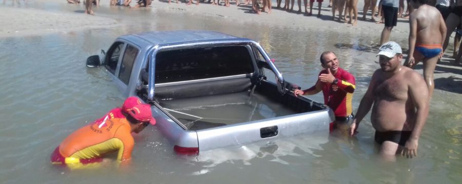 Bombeiros e PMs retiram veículo submerso em Salinas