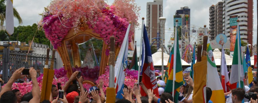 Bombeiros fazem segurança de milhares de fiéis na procissão do Círio 2017.