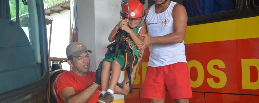 Alunos da escola Sonhos de criança visitam o CBMPA