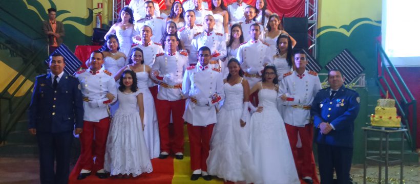 Cadetes da ABM realizam sonho em Baile de Debutantes no 17° GBM