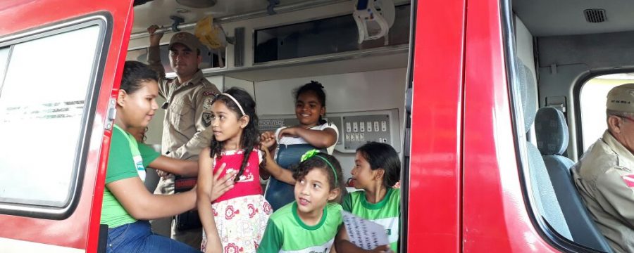 Crianças homenageiam bombeiros pelo dia do Bombeiro Paraense em Vigia