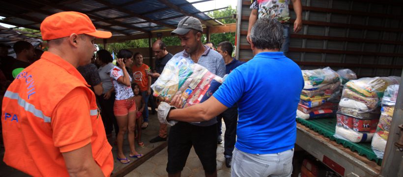Defesa Civil entrega cestas básicas a famílias atingidas pela enchente em Marabá