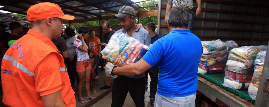 Defesa Civil entrega cestas básicas a famílias atingidas pela enchente em Marabá