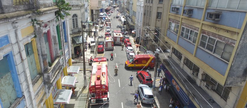 Bombeiros controlam incêndio em loja no comércio de Belém