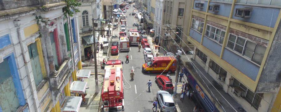 Bombeiros controlam incêndio em loja no comércio de Belém