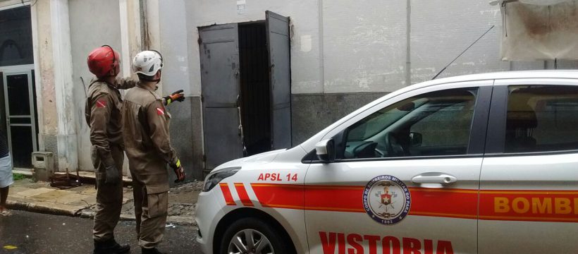 Após controle de incêndio bombeiros realizam perícia em local