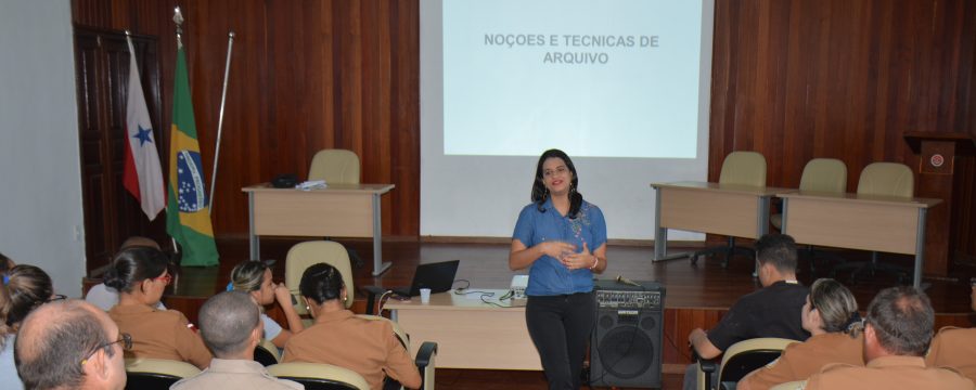 Militares e voluntários civis participam de curso sobre técnicas de arquivo