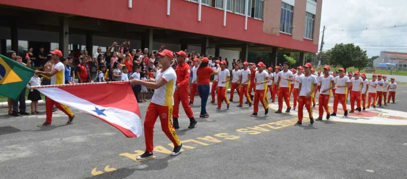 Alunos participam da aula inaugural do programa Escola da Vida