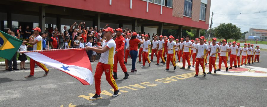 Alunos participam da aula inaugural do programa Escola da Vida