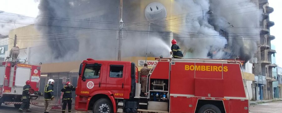 9º GBM CONTROLA INCÊNDIO NO CENTRO COMERCIAL DE ALTAMIRA