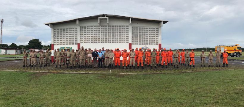 Militares do 4º GBM e 4ª SBM participam de formatura semanal e instrução de resgate em escombros, no Aeroporto de Santarém