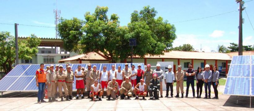 Bombeiros recebem instrução sobre funcionamento e prevenção de incêndios em placas solares.