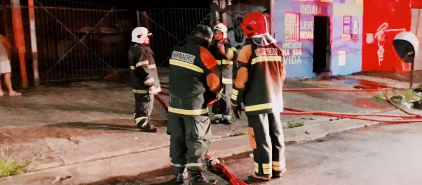 BOMBEIROS CONTROLAM INCÊNDIO EM LAVA A JATO NO BAIRRO DA PEDREIRA