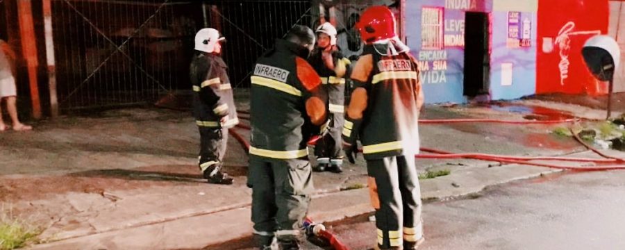 BOMBEIROS CONTROLAM INCÊNDIO EM LAVA A JATO NO BAIRRO DA PEDREIRA