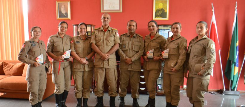BOMBEIRAS ATLETAS RECEBEM HOMENAGEM DO COMANDANTE-GERAL