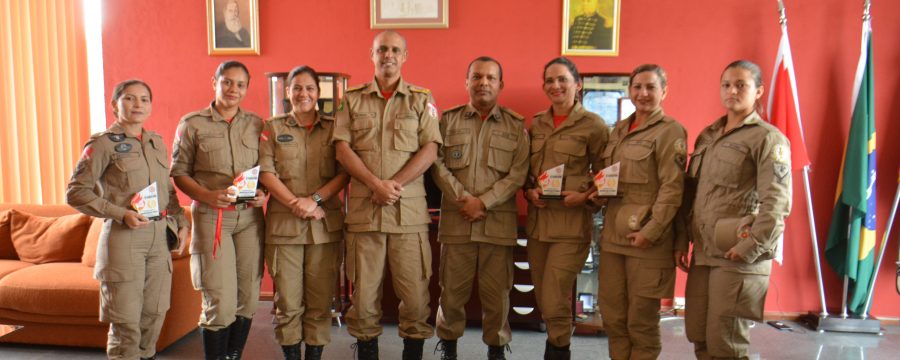 BOMBEIRAS ATLETAS RECEBEM HOMENAGEM DO COMANDANTE-GERAL