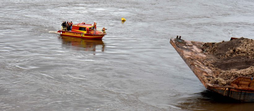 Corpo de Bombeiros e Marinha do Brasil intensificam buscas a possíveis vítimas de queda de ponte.