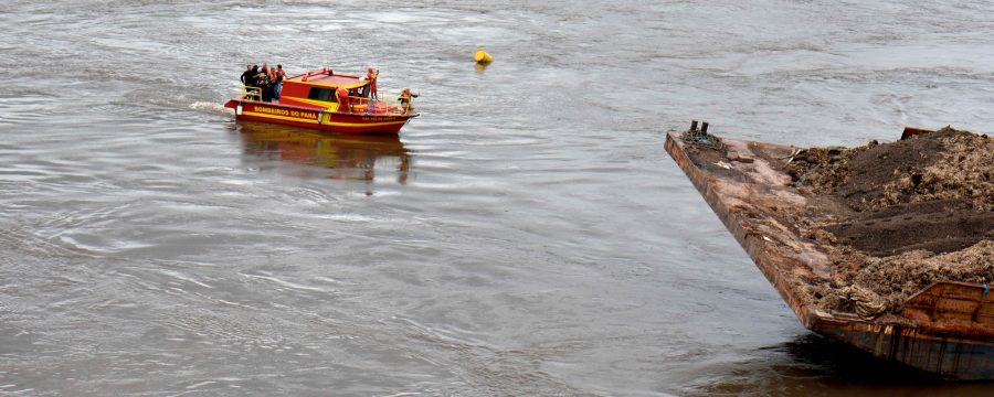 Corpo de Bombeiros e Marinha do Brasil intensificam buscas a possíveis vítimas de queda de ponte.