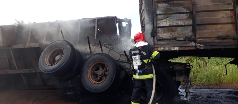 BOMBEIROS COMBATEM INCÊNDIO EM CARRETA NO PERÍMETRO URBANO DA TRANSAMAZÔNICA