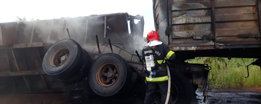 BOMBEIROS COMBATEM INCÊNDIO EM CARRETA NO PERÍMETRO URBANO DA TRANSAMAZÔNICA