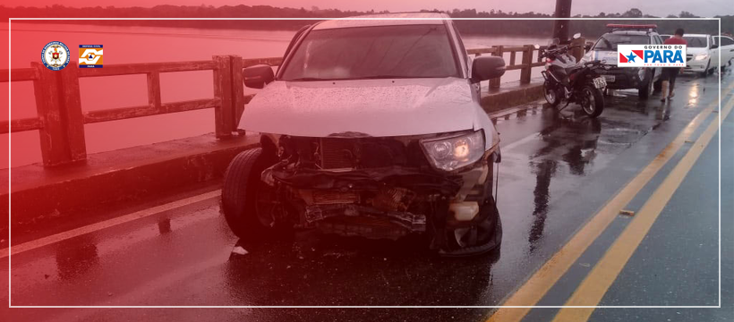 Carro bate na mureta da ponte de Mosqueiro