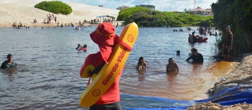 BOMBEIROS FAZEM PREVENÇÃO NAS PRAIAS DE SALINAS