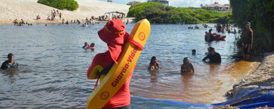 BOMBEIROS FAZEM PREVENÇÃO NAS PRAIAS DE SALINAS